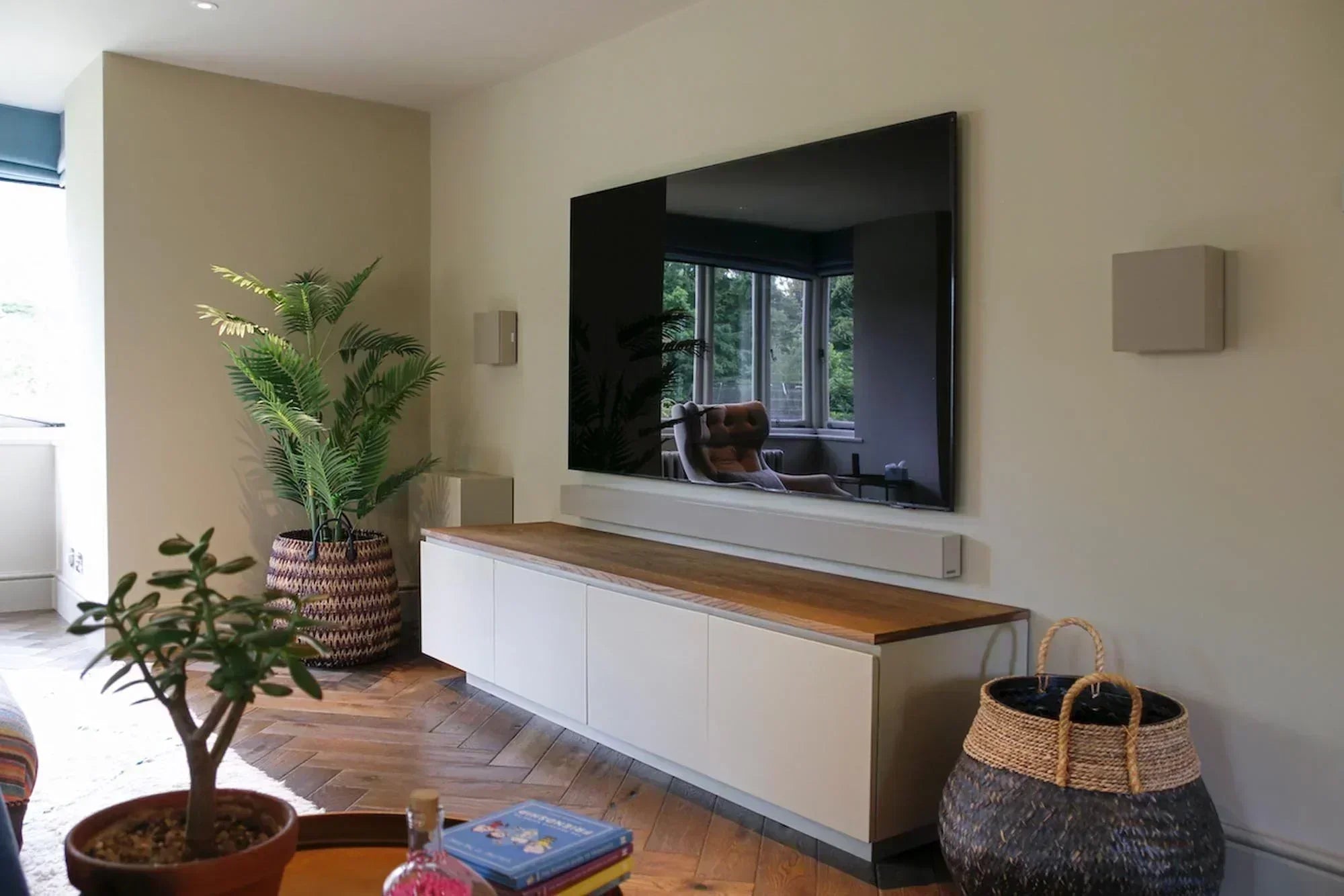 Sistem Artcoustic on wall montat pe perete, boxe de design cu grile personalizabile ca panza