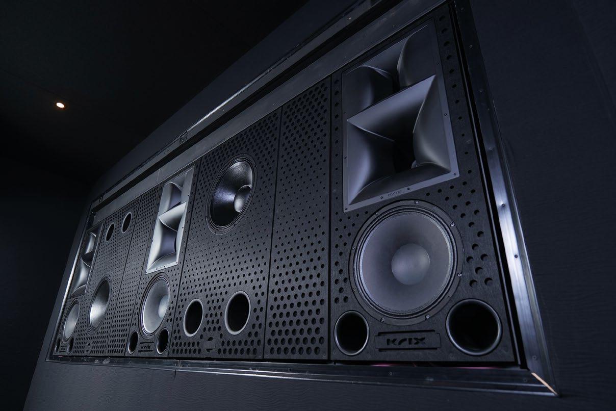 Perete frontal Krix cu boxe ascunse în spatele ecranului, sistem audio de cinema pentru home cinema dedicat