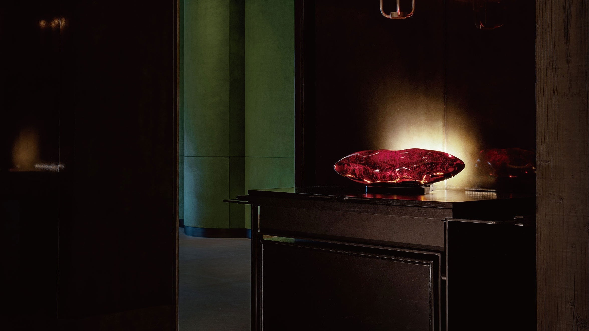 Lumină de accent care evidențiază volumele și materialele unui spațiu