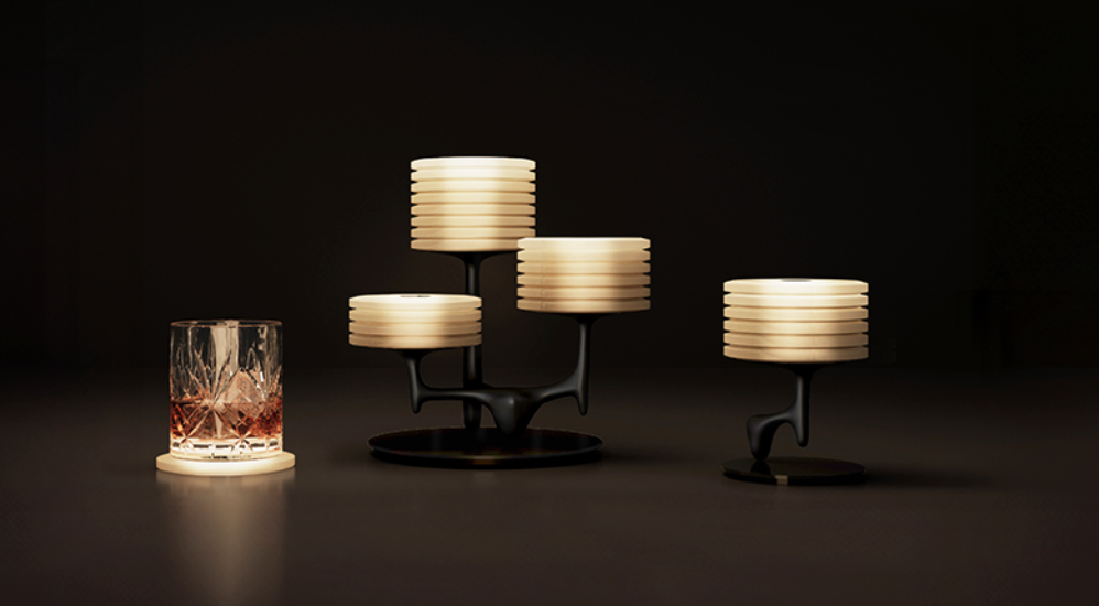 Compoziție de corpuri de iluminat premium într-un living de design care sunt si cup holder special