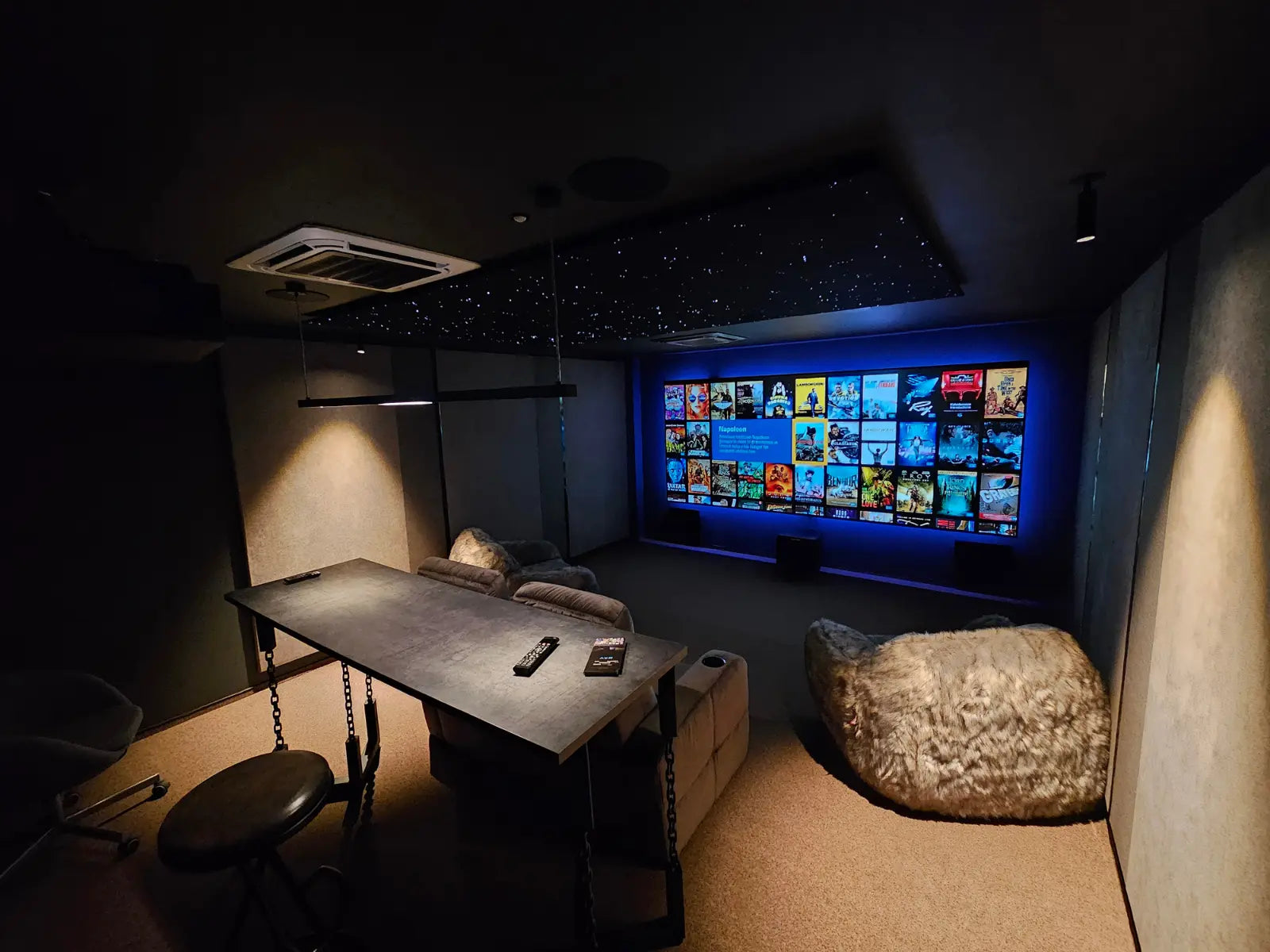 Home cinema premium cu tavan stelat și sistem audio-video integrat