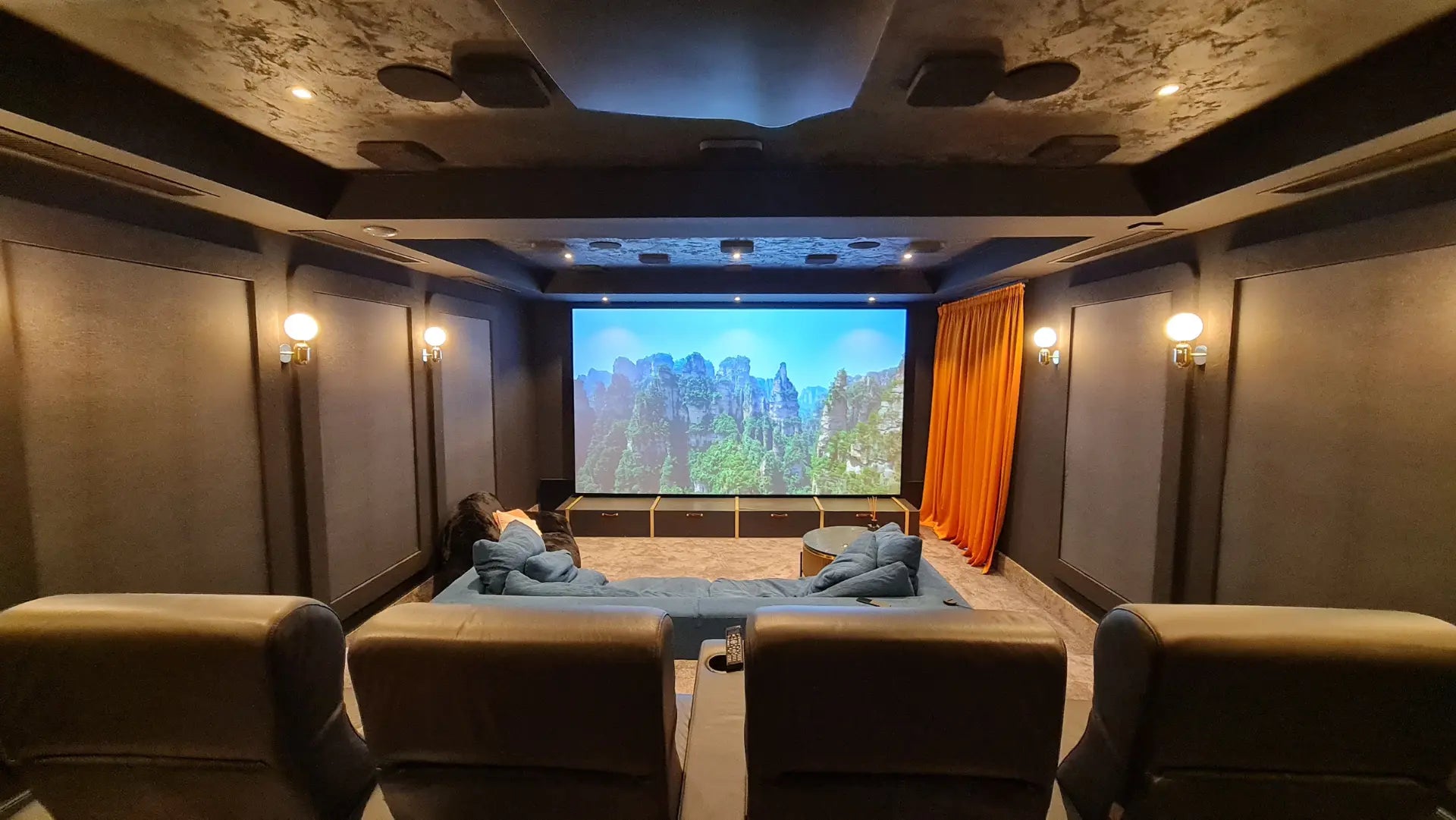 Home cinema premium cu videoproiecție și tratamente acustice integrate