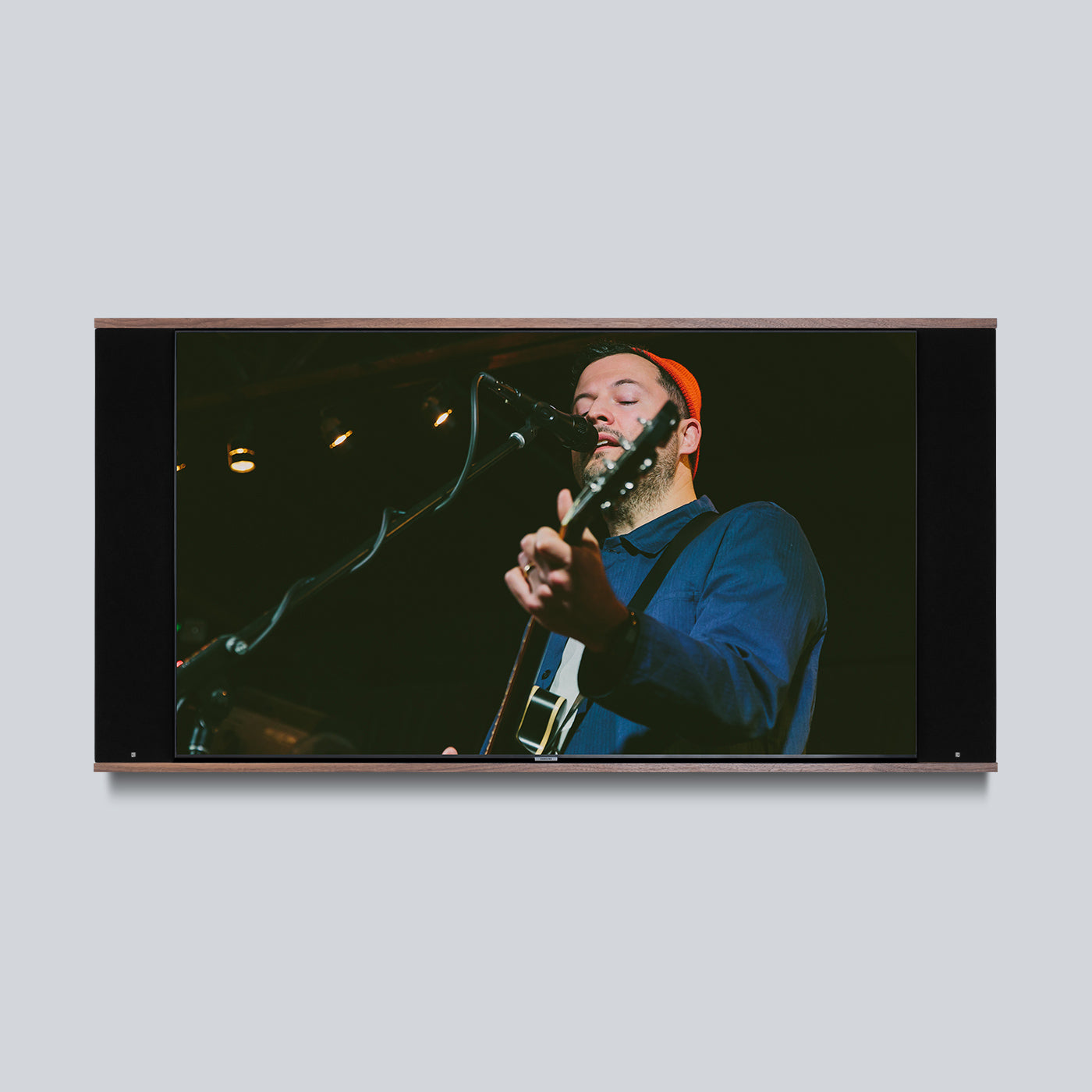Leon Profile Edge Media Frame with PrULTIMA