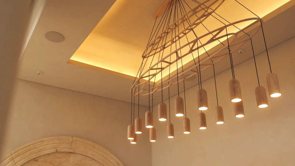 Soluție audio în tavan integrată în designul unui spațiu comercial