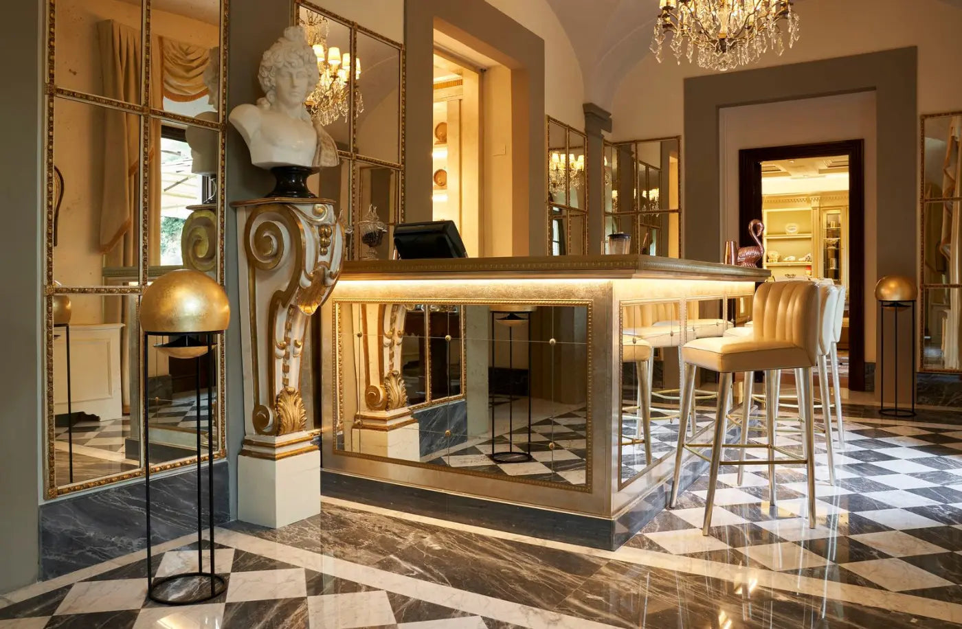 Soluție audio de design integrată într-un proiect interior premium cu accente aurii