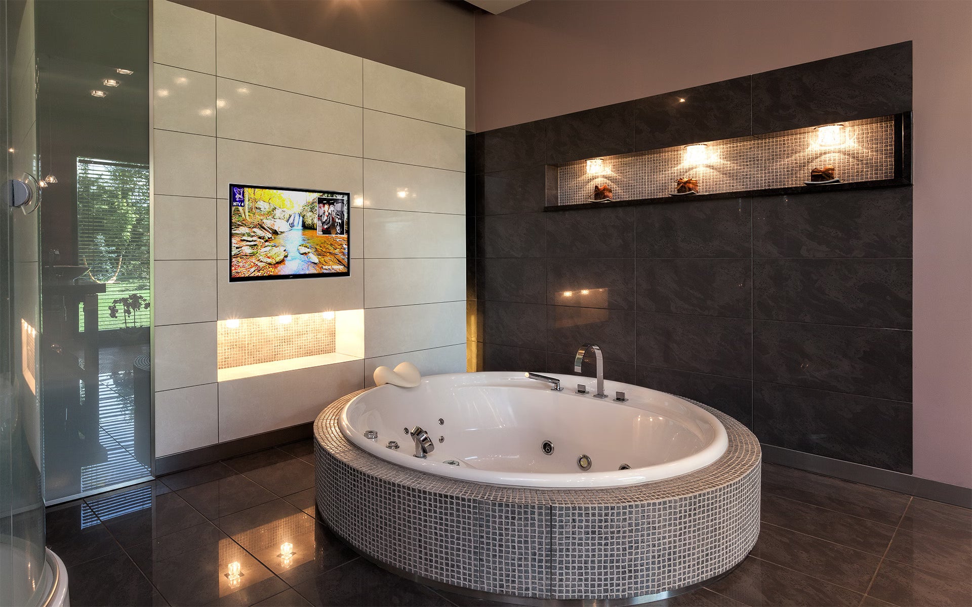 TV pentru spa wellness, cu sticlă tratată și carcasă etanșă