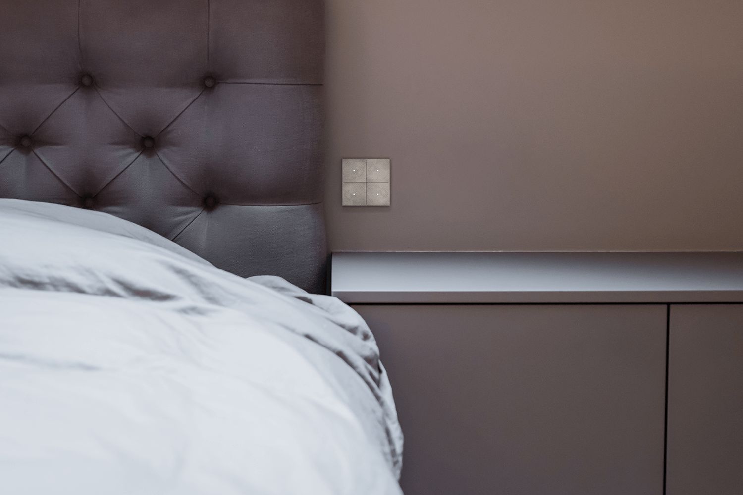 Interfață tactilă de perete pentru controlul luminilor și audio Tense personalizabil