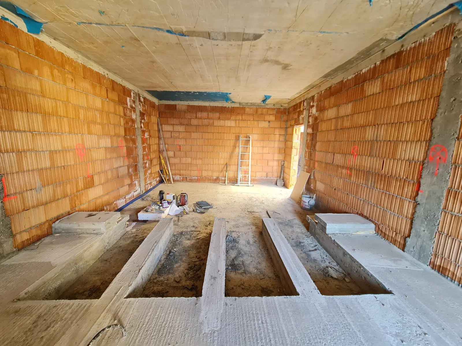 Sală home cinema în construcție pregătită pentru integrare audio-video