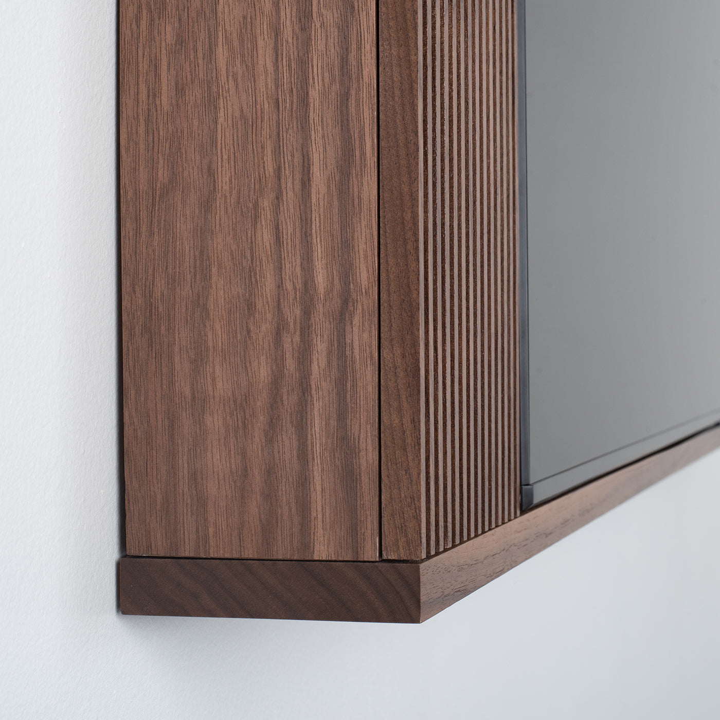 Leon Profile Edge Media Frame with PrULTIMA